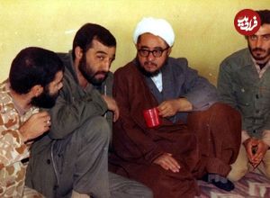 عکس؛ سفر در زمان؛ «خلخالی و همراهان در کنار یک ناو آلمانی»؛ دهه 60