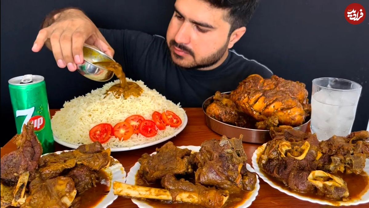 (ویدئو) غذا خوردن با صدا؛ خوردن 5 کیلوگرم گوشت و مرغ با برنج توسط جوان مشهور پاکستانی