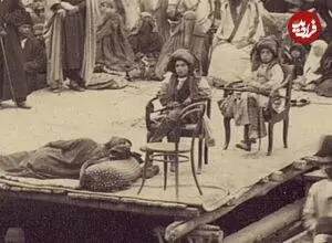 عکس| سفر زمان؛ اجرای «تعزیه تخته حوضی» در حیاط یک عمارت چندطبقه در دوران قاجار