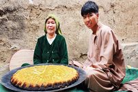 ببینید؛ غذای روستایی در افغانستان؛ پخت نان فطیر در بامیان