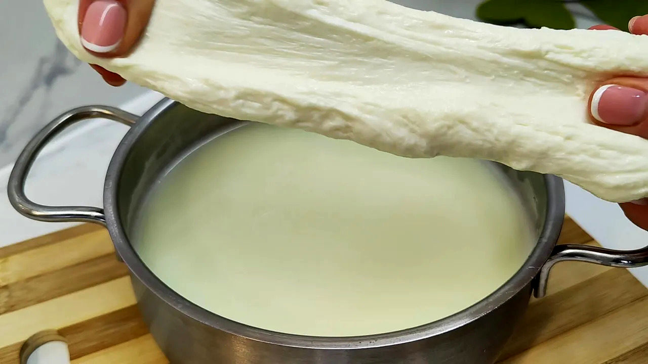 (ویدئو) طرز تهیه پنیر موزارلای خانگی با یک لیتر شیر در 30 دقیقه به روش آلمانی