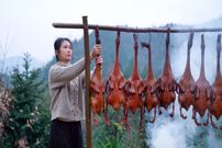 ببینید؛ غذای روستایی در چین؛ تخم مرغ نمک‌سود و اردک دودی در کوهستان 
