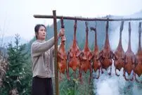 ببینید؛ غذای روستایی در چین؛ تخم مرغ نمک‌سود و اردک دودی در کوهستان 