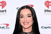 عکس| سفر در زمان؛ «کیتی پری» در 22 سالگی و در کنار جورج کوتسیوپولوس؛ سال 1385