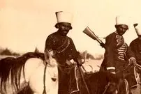 عکس| سفر به ایران قدیم؛ تصویری از «سربازان ایل بختیاری» در دوران قاجار با اسب و اسلحه