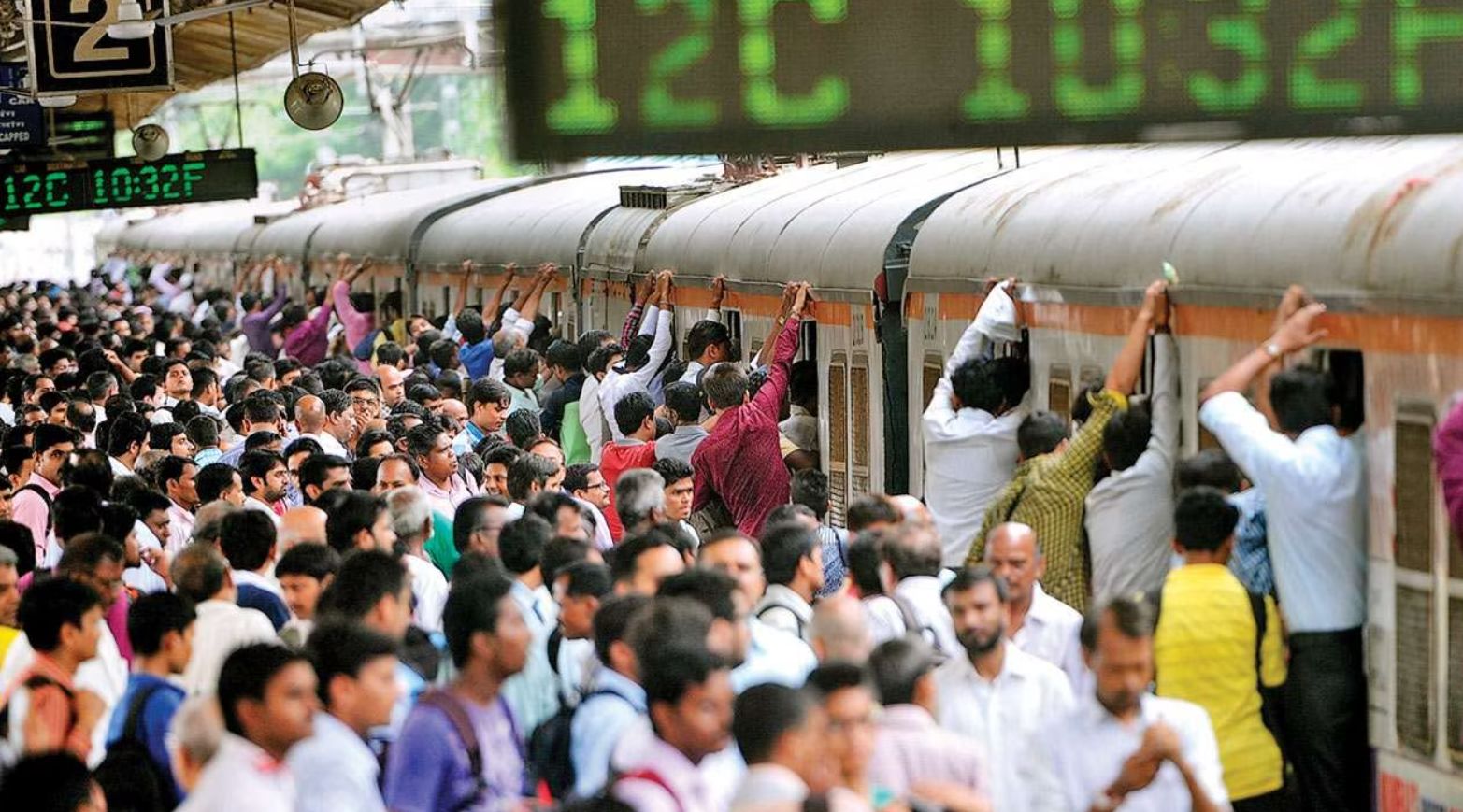 (ویدیو) آویزان شدن مردم از مترو در بمبئی هندوستان
