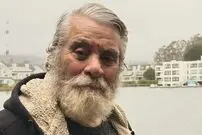 عکس| سفر زمان؛ بهروز وثوقی در حال تخته نرد بازی کردن در پشت صحنه فیلم داش آکل؛ سال 50