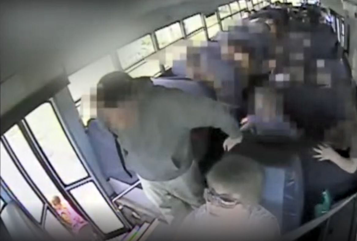 (ویدیو) اشتباه عجیب راننده اتوبوس، جانِ دختربچه را گرفت