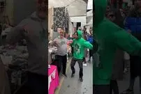 (ویدئو) وقتی دزد و مغازه دار مسن بی خیال دعوا می شوند و می رقصند!