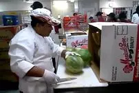 (ویدئو) مهارت عجیب این مرد در برش زدن سرعتی هنداونه