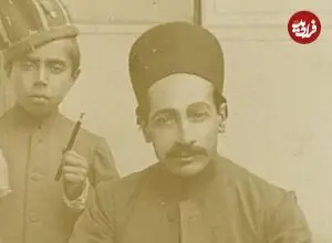 عکس| سفر زمان؛ عکس یادگاری یک گروه نمایشی با لباس‌های خاص