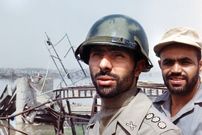 عکس؛ سفر به تاریخ؛ «صیاد شیرازی» در حال گفتگو با «محسن رضایی» در کنار بالگرد نظامی؛ دهۀ 60
