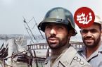 عکس؛ سفر به تاریخ؛ «صیاد شیرازی» در حال گفتگو با «محسن رضایی» در کنار بالگرد نظامی؛ دهۀ 60