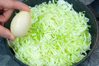 ببییند| طرز پخت یک غذای جدید و متفاوت با کلم و تخم مرغ
