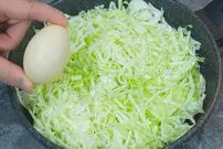 ببییند| طرز پخت یک غذای جدید و متفاوت با کلم و تخم مرغ
